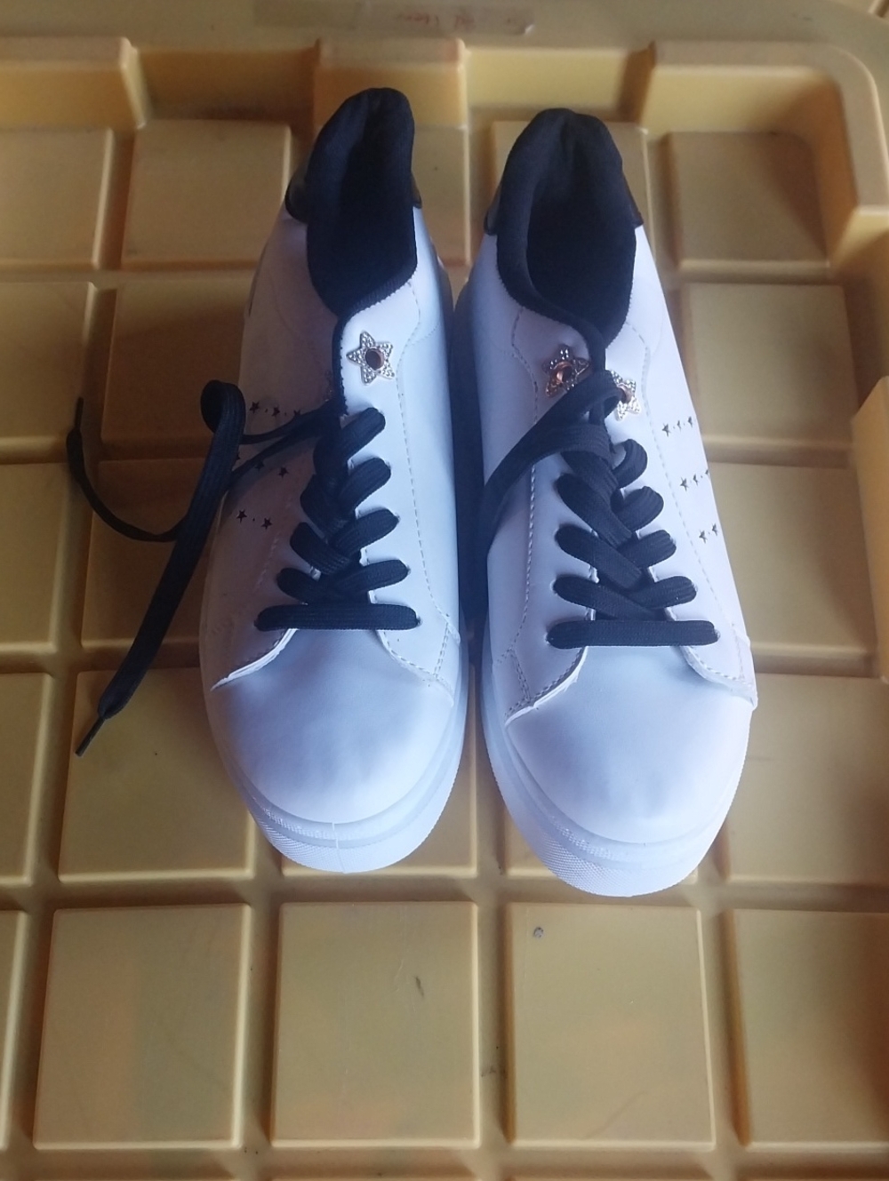 Yvo Womans White Sneakers With Stars